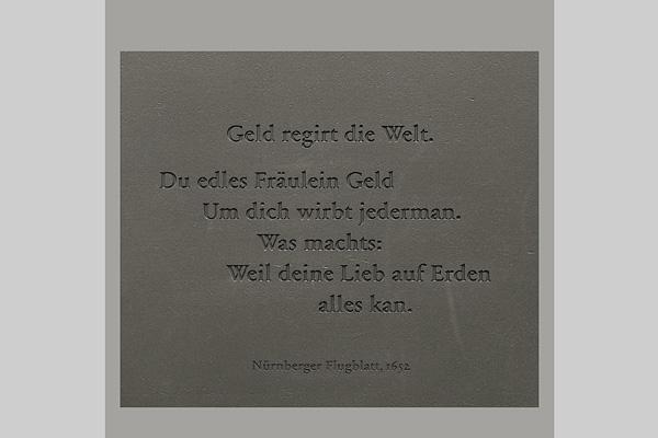 Rückseite Stele Raum 241