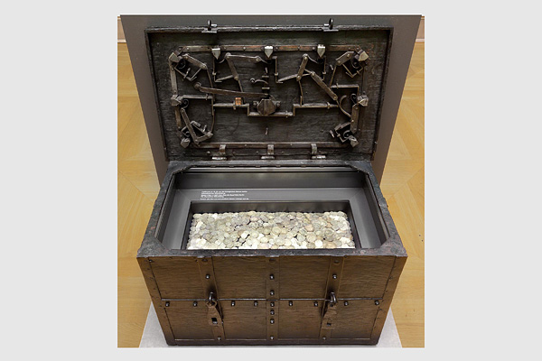 Geldtruhe 17./18.Jh aus der Königlichen Münze Berlin: <br><strong>Schatzfund aus Müncheberg</strong> <br>(entdeckt 1989, über 3000 meist preußische Münzen, verborgen nach 1853)